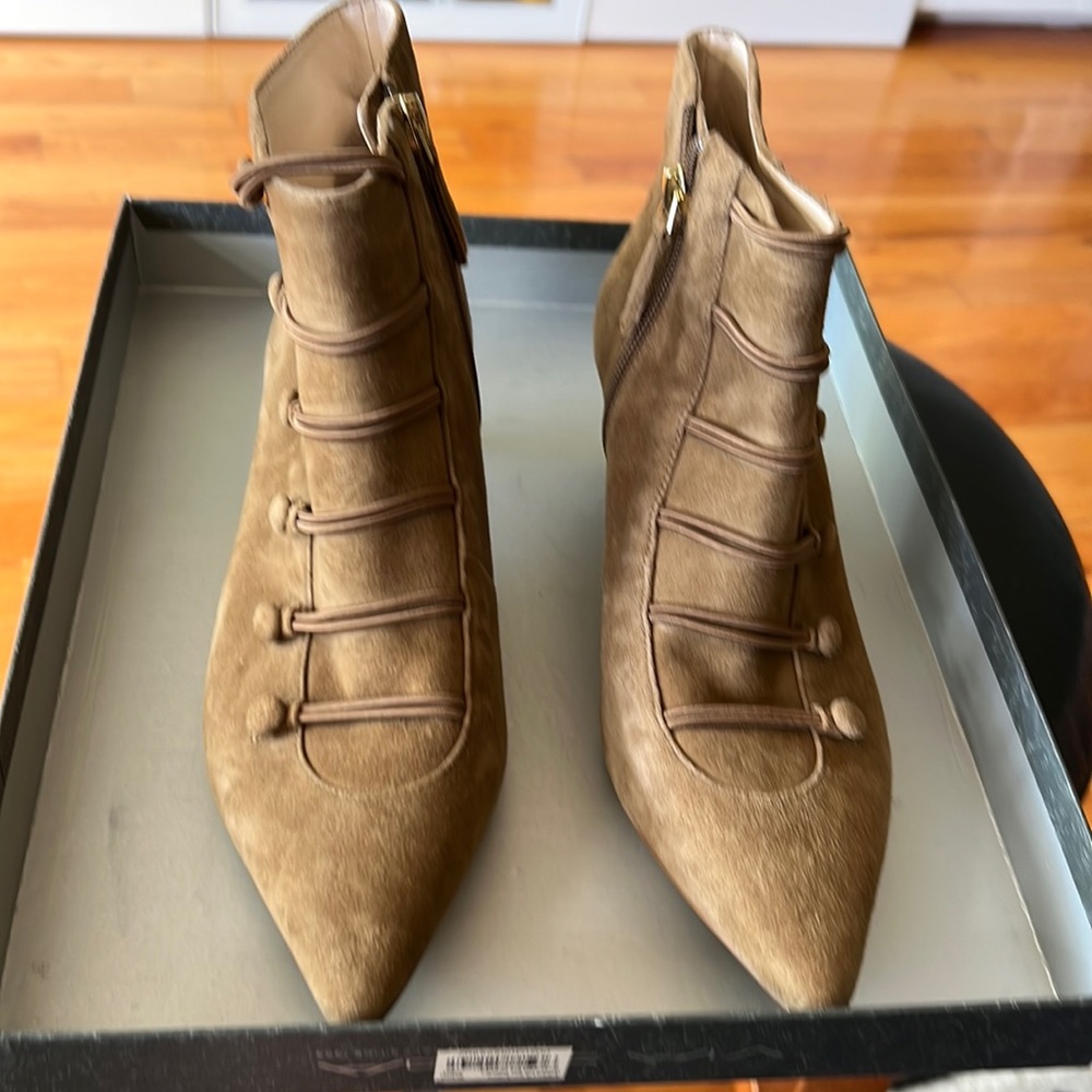 Suede booties floor sample. Pointy toe, 2 inch hills